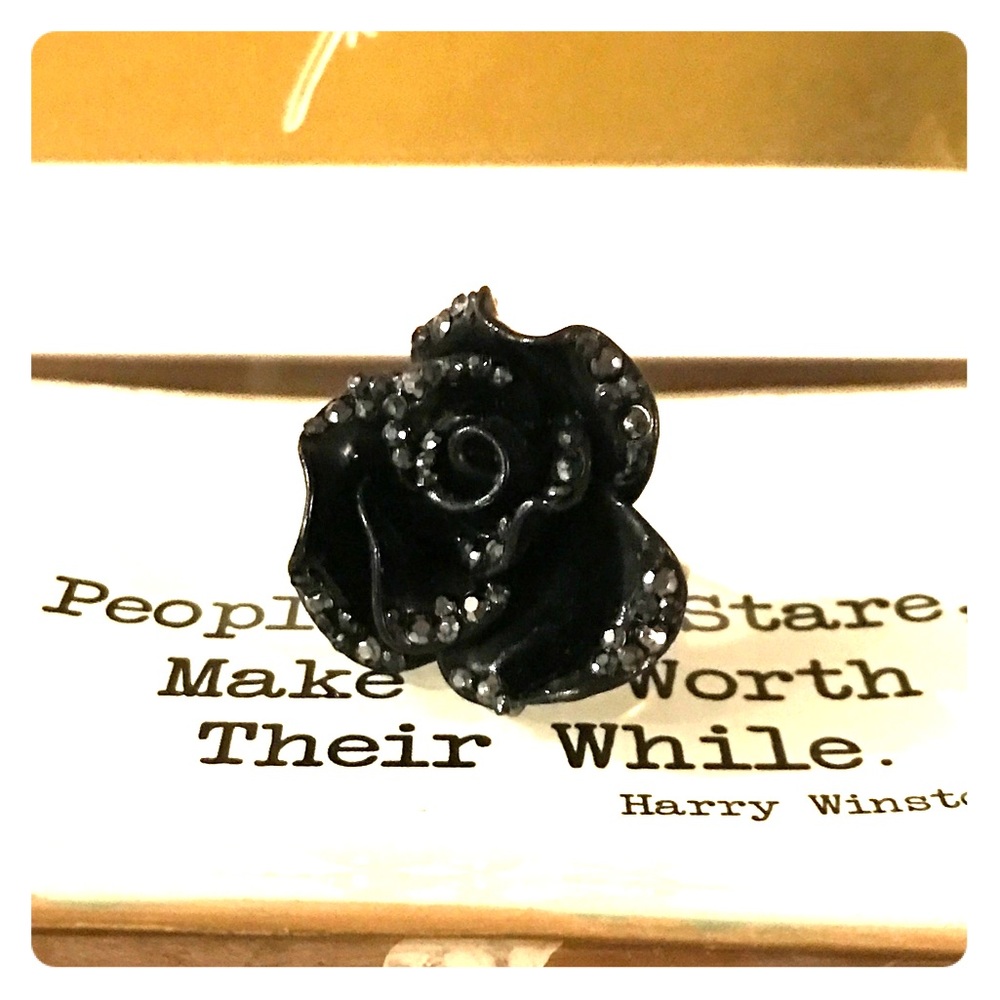 Betsey Johnson size 7 flower ring